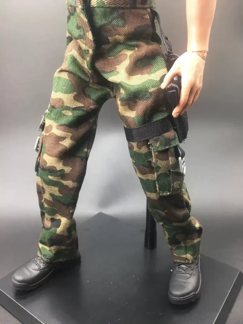 Pantalon de combat camouflé de l'armée américaine à l'échelle 1:6.