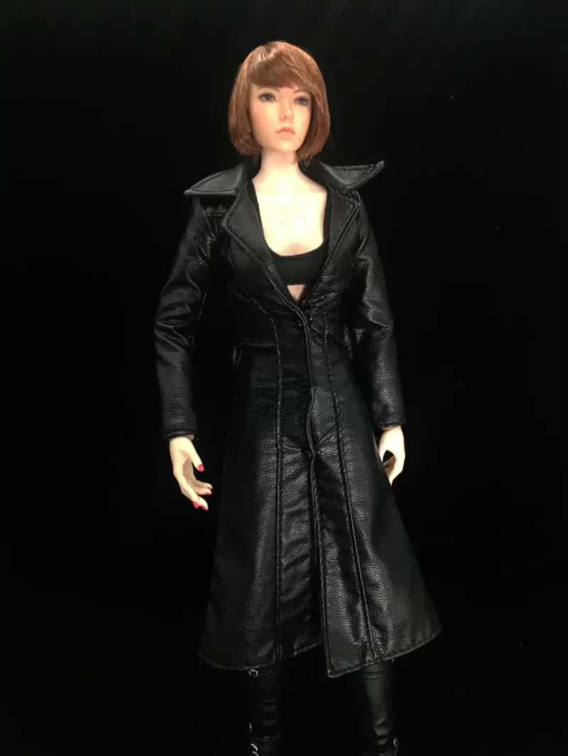 1:6 Vrouwelijke lange zwarte jas van imitatieleer